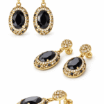 أقراط ذهبية أنيقة مرصعة بحجر أسود بيضاوي محاط بكريستالات لامعة بتصميم فاخر.