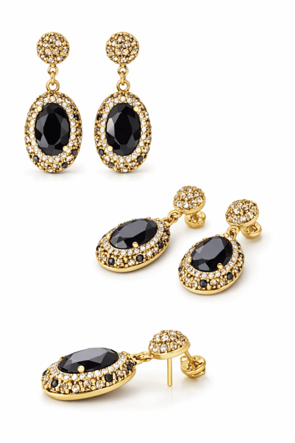 أقراط ذهبية أنيقة مرصعة بحجر أسود بيضاوي محاط بكريستالات لامعة بتصميم فاخر.