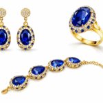 طقم مجوهرات فاخر يضم أقراطًا وخاتمًا وسوارًا بحجر بيضاوي أزرق محاط بكريستالات لامعة وإطار ذهبي أنيق.
