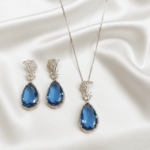 طقم مجوهرات فاخر يتكون من عقد وأقراط بقطرة كريستال أزرق لامع