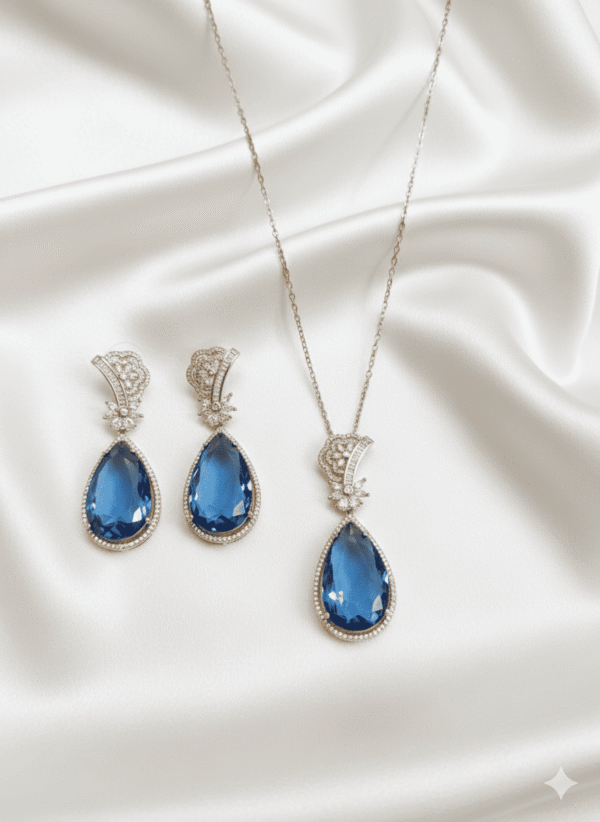 طقم مجوهرات فاخر يتكون من عقد وأقراط بقطرة كريستال أزرق لامع