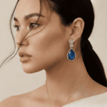 طقم مجوهرات فاخر يتكون من عقد وأقراط بقطرة كريستال أزرق لامع