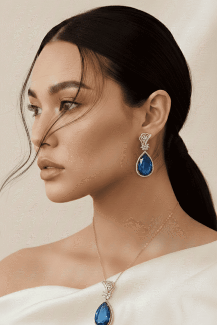 طقم مجوهرات فاخر يتكون من عقد وأقراط بقطرة كريستال أزرق لامع