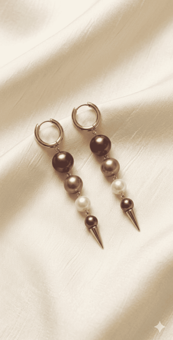 أقراط نسائية أنيقة بتصميم انسيابي تجمع بين لؤلؤتين بتفاصيل ذهبية ناعمة