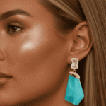 قرط أنيق بتصميم حجر متدلي مرصع بكريستال لامع يمنح إطلالة راقية وعصرية