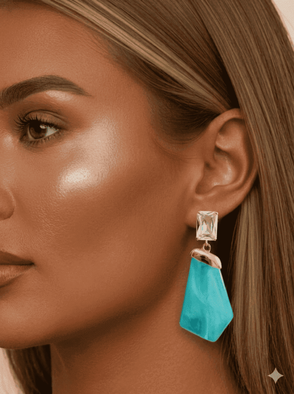 قرط أنيق بتصميم حجر متدلي مرصع بكريستال لامع يمنح إطلالة راقية وعصرية