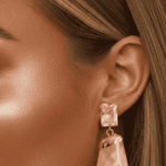 قرط أنيق بتصميم حجر متدلي مرصع بكريستال لامع يمنح إطلالة راقية وعصرية