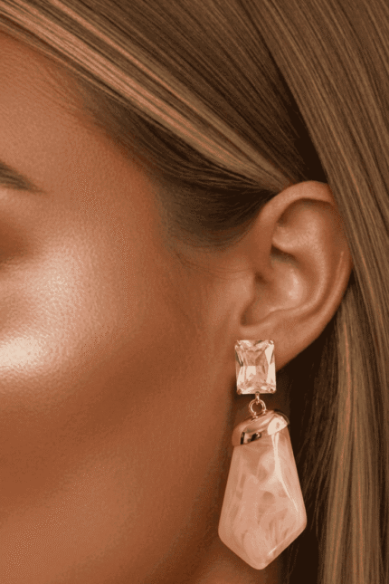 قرط أنيق بتصميم حجر متدلي مرصع بكريستال لامع يمنح إطلالة راقية وعصرية