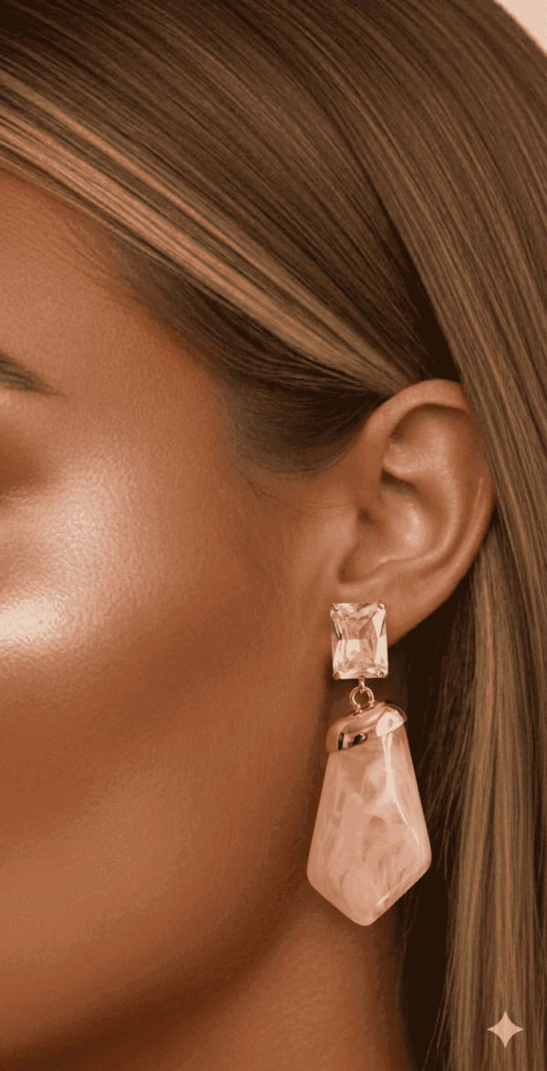 قرط أنيق بتصميم حجر متدلي مرصع بكريستال لامع يمنح إطلالة راقية وعصرية