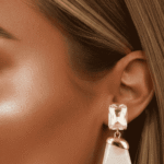 قرط أنيق بتصميم حجر متدلي مرصع بكريستال لامع يمنح إطلالة راقية وعصرية