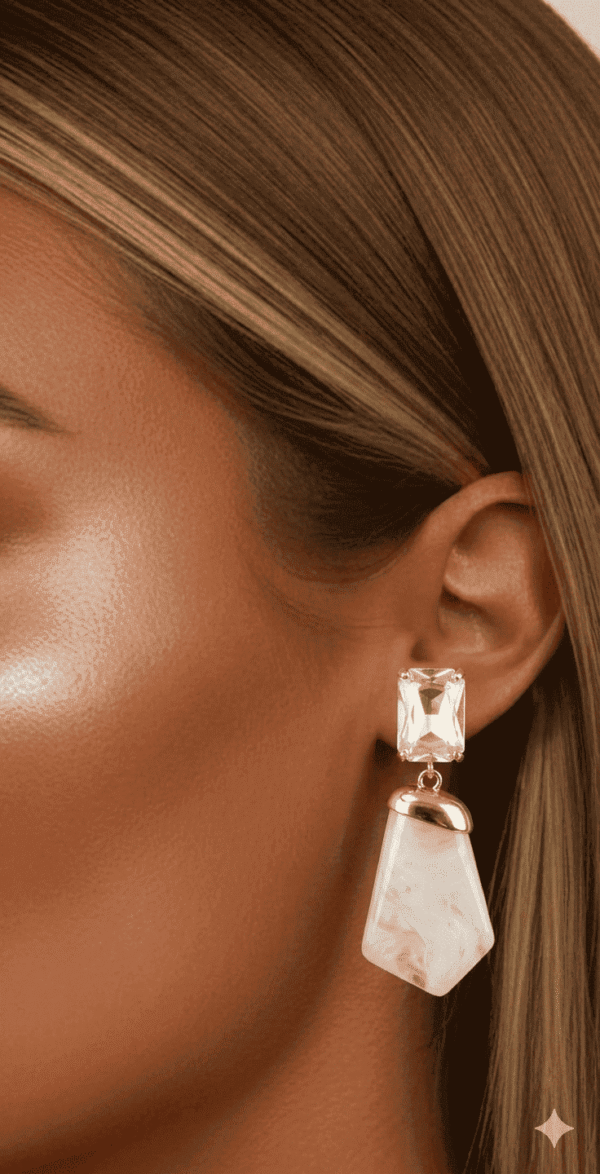 قرط أنيق بتصميم حجر متدلي مرصع بكريستال لامع يمنح إطلالة راقية وعصرية