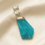 قرط أنيق بتصميم حجر متدلي مرصع بكريستال لامع يمنح إطلالة راقية وعصرية