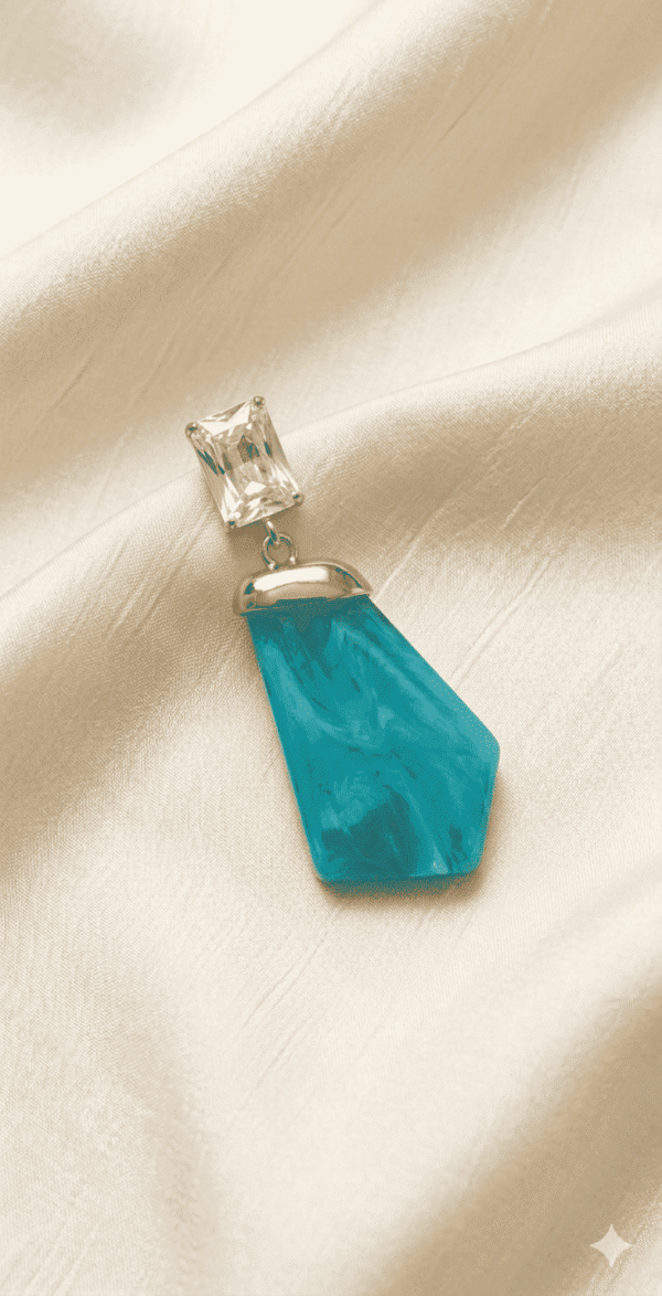 قرط أنيق بتصميم حجر متدلي مرصع بكريستال لامع يمنح إطلالة راقية وعصرية