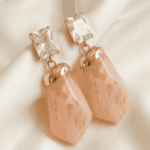 قرط أنيق بتصميم حجر متدلي مرصع بكريستال لامع يمنح إطلالة راقية وعصرية