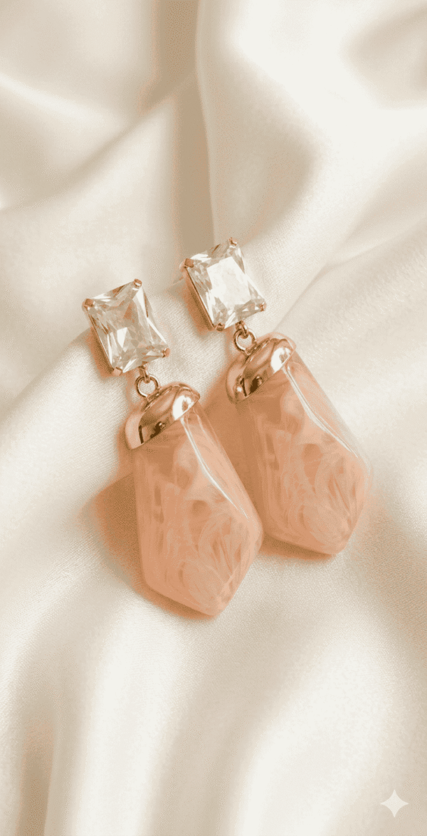 قرط أنيق بتصميم حجر متدلي مرصع بكريستال لامع يمنح إطلالة راقية وعصرية