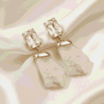 قرط أنيق بتصميم حجر متدلي مرصع بكريستال لامع يمنح إطلالة راقية وعصرية