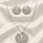 طقم مجوهرات فاخر يتكون من عقد وأقراط بتصميم ريشة مرصعة بالكريستال اللامع