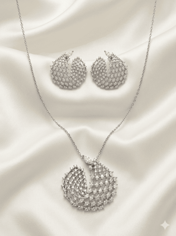 طقم مجوهرات فاخر يتكون من عقد وأقراط بتصميم ريشة مرصعة بالكريستال اللامع