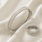سوار وخاتم أنيقان بتصميم كريستالي مرصع بحبات اللؤلؤ اللامعة