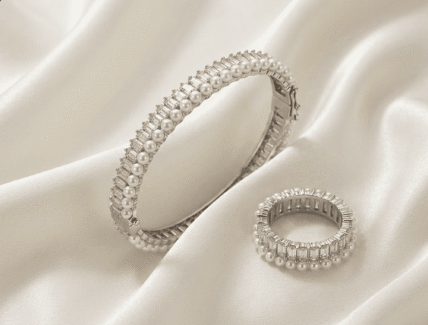 سوار وخاتم أنيقان بتصميم كريستالي مرصع بحبات اللؤلؤ اللامعة