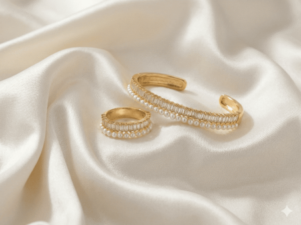 سوار وخاتم أنيقان بتصميم كريستالي مرصع بحبات اللؤلؤ اللامعة