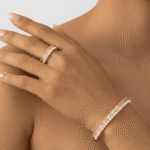 سوار وخاتم أنيقان بتصميم كريستالي مرصع بحبات اللؤلؤ اللامعة