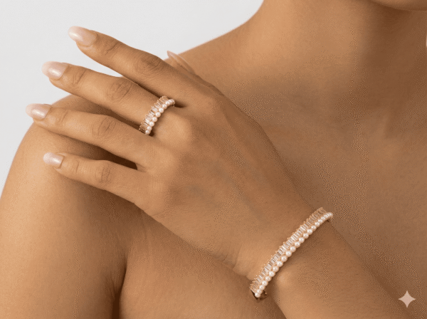 سوار وخاتم أنيقان بتصميم كريستالي مرصع بحبات اللؤلؤ اللامعة