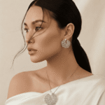 طقم مجوهرات فاخر يتكون من عقد وأقراط بتصميم ريشة مرصعة بالكريستال اللامع