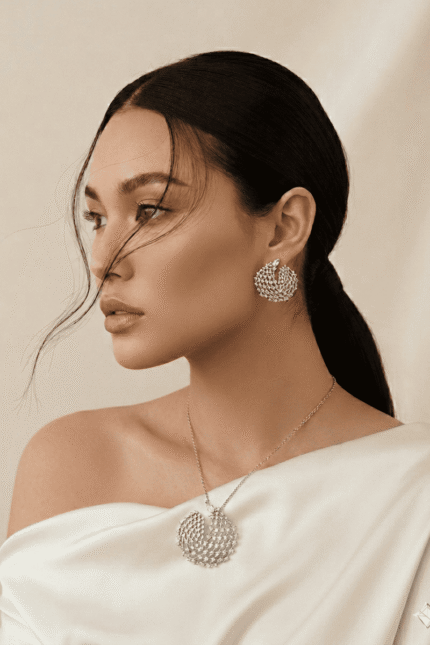 طقم مجوهرات فاخر يتكون من عقد وأقراط بتصميم ريشة مرصعة بالكريستال اللامع