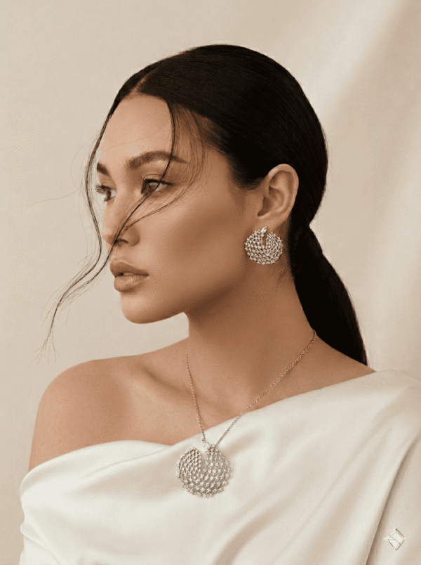 طقم مجوهرات فاخر يتكون من عقد وأقراط بتصميم ريشة مرصعة بالكريستال اللامع