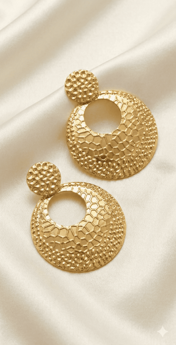 أقراط نسائية ذهبية بتصميم أشعة أنيق مستوحى من شكل المروحة يضفي لمسة عصرية راقية