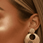 أقراط نسائية ذهبية بتصميم أشعة أنيق مستوحى من شكل المروحة يضفي لمسة عصرية راقية