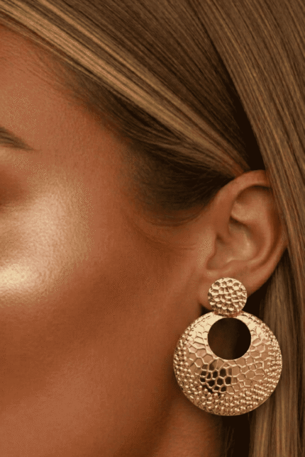 أقراط نسائية ذهبية بتصميم أشعة أنيق مستوحى من شكل المروحة يضفي لمسة عصرية راقية