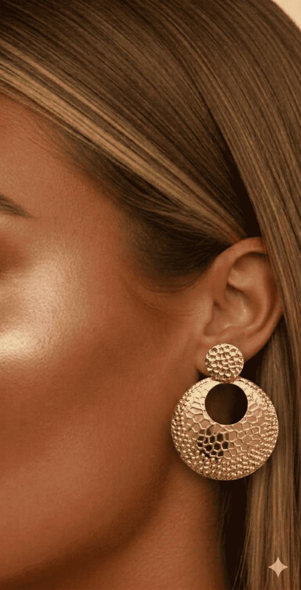 أقراط نسائية ذهبية بتصميم أشعة أنيق مستوحى من شكل المروحة يضفي لمسة عصرية راقية