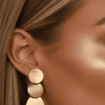 أقراط نسائية ذهبية بتصميم أشعة أنيق مستوحى من شكل المروحة يضفي لمسة عصرية راقية