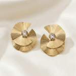 أقراط نسائية ذهبية بتصميم أشعة أنيق مستوحى من شكل المروحة يضفي لمسة عصرية راقية