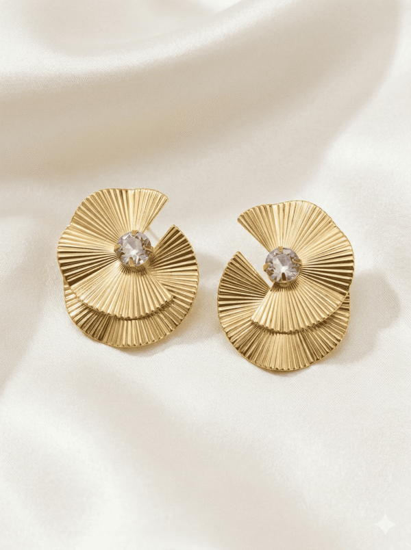 أقراط نسائية ذهبية بتصميم أشعة أنيق مستوحى من شكل المروحة يضفي لمسة عصرية راقية