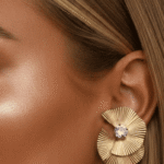أقراط نسائية ذهبية بتصميم أشعة أنيق مستوحى من شكل المروحة يضفي لمسة عصرية راقية