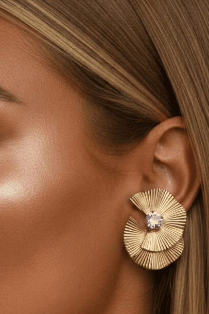 أقراط نسائية ذهبية بتصميم أشعة أنيق مستوحى من شكل المروحة يضفي لمسة عصرية راقية