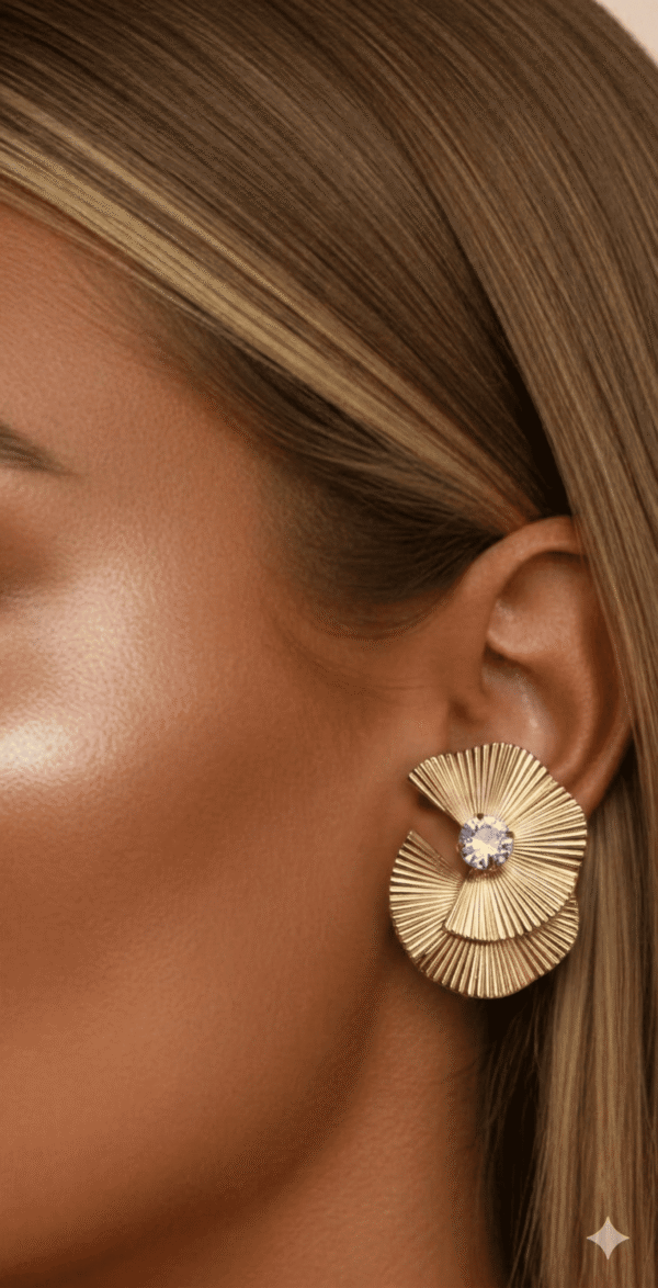 أقراط نسائية ذهبية بتصميم أشعة أنيق مستوحى من شكل المروحة يضفي لمسة عصرية راقية