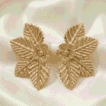 أقراط نسائية ذهبية بتصميم أشعة أنيق مستوحى من شكل المروحة يضفي لمسة عصرية راقية