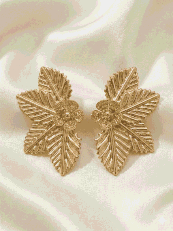 أقراط نسائية ذهبية بتصميم أشعة أنيق مستوحى من شكل المروحة يضفي لمسة عصرية راقية