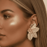 أقراط نسائية ذهبية بتصميم أشعة أنيق مستوحى من شكل المروحة يضفي لمسة عصرية راقية