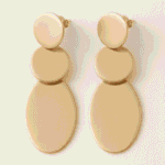 أقراط نسائية ذهبية بتصميم أشعة أنيق مستوحى من شكل المروحة يضفي لمسة عصرية راقية