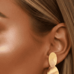 أقراط نسائية ذهبية بتصميم أشعة أنيق مستوحى من شكل المروحة يضفي لمسة عصرية راقية