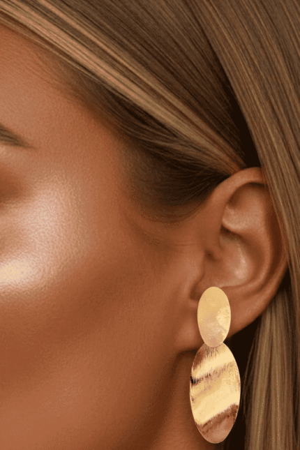 أقراط نسائية ذهبية بتصميم أشعة أنيق مستوحى من شكل المروحة يضفي لمسة عصرية راقية