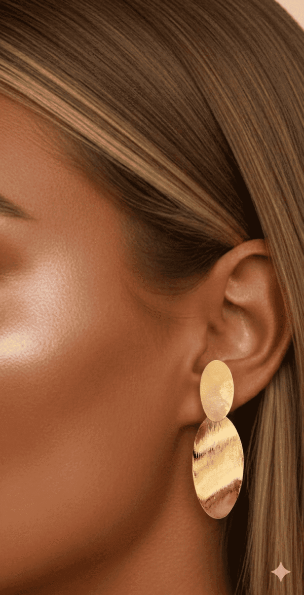 أقراط نسائية ذهبية بتصميم أشعة أنيق مستوحى من شكل المروحة يضفي لمسة عصرية راقية