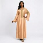 جلابية سلطانة الأناضول باللون المشمشي مع تطريز عثماني فاخر وتصميم أنيق مستوحى من الأزياء العثمانية