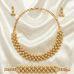 طقم مجوهرات ذهبية يتكون من عقد وسوار وأقراط بتصميم كرات ذهبية أنيقة