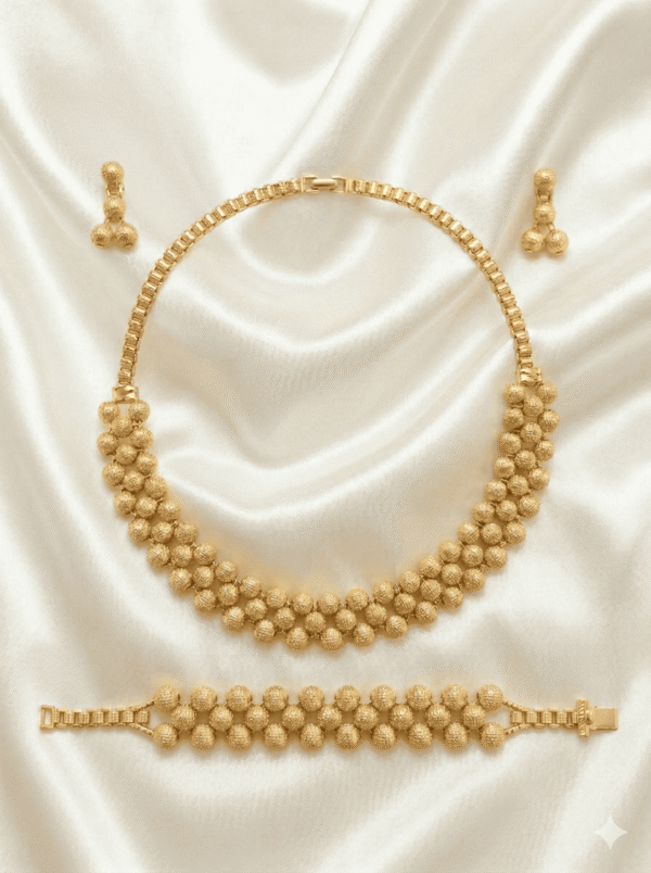 طقم مجوهرات ذهبية يتكون من عقد وسوار وأقراط بتصميم كرات ذهبية أنيقة